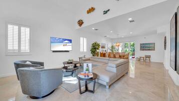 Smart TV, ping pong, books, stereo