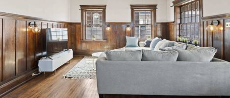 Télévision, cheminée, livres, chaîne hi-fi