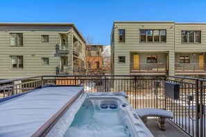 Outdoor spa tub - Aspen Core Renovated 2 BR, 2 BA with AC (Aspen)