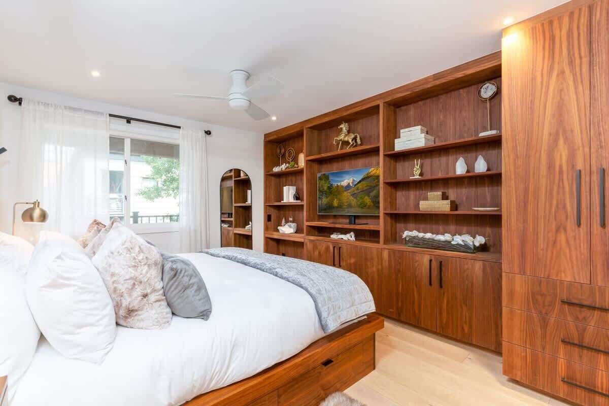 2 soveværelser, pengeskab på værelset, strygejern/strygebræt