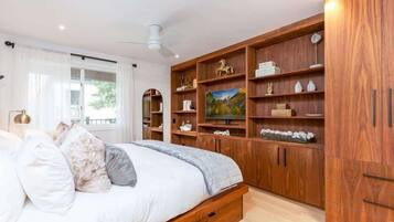 2 soveværelser, pengeskab på værelset, strygejern/strygebræt