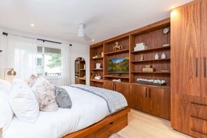 2 soverom, safe på rommet, strykejern/-brett og reiseseng for barn