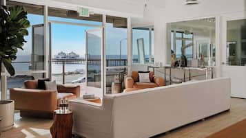 Fernseher, Bücher, Stereoanlage, Arbeitsbereiche