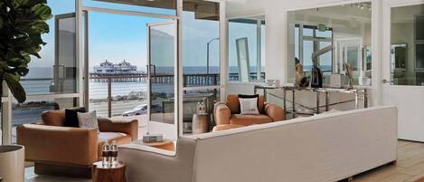 Téléviseur, livres, chaîne audio, bureau