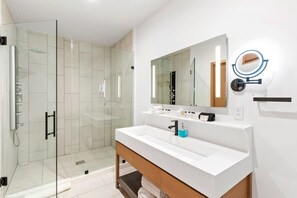 Douche, sèche-cheveux, serviettes fournies