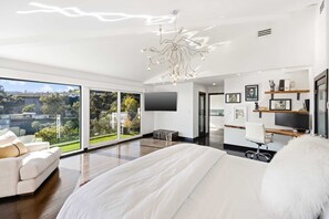 4 Schlafzimmer, Schreibtisch, Bügeleisen/Bügelbrett, Reisekinderbett