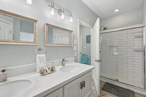 Combined shower/tub, hair dryer, towels