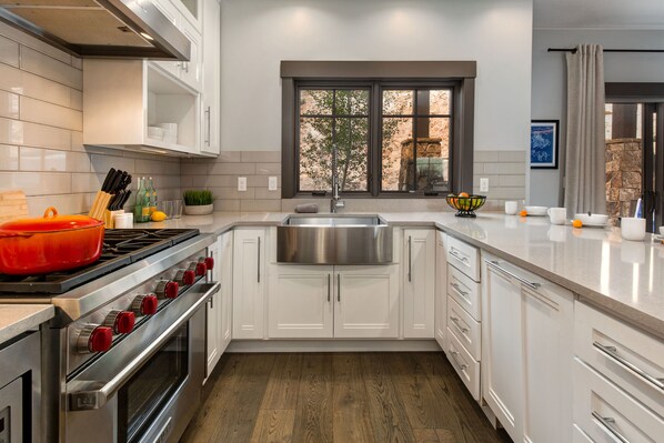 冰箱、微波炉、烤箱、炉灶