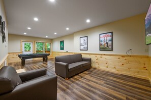 Een televisie, een open haard en videogames