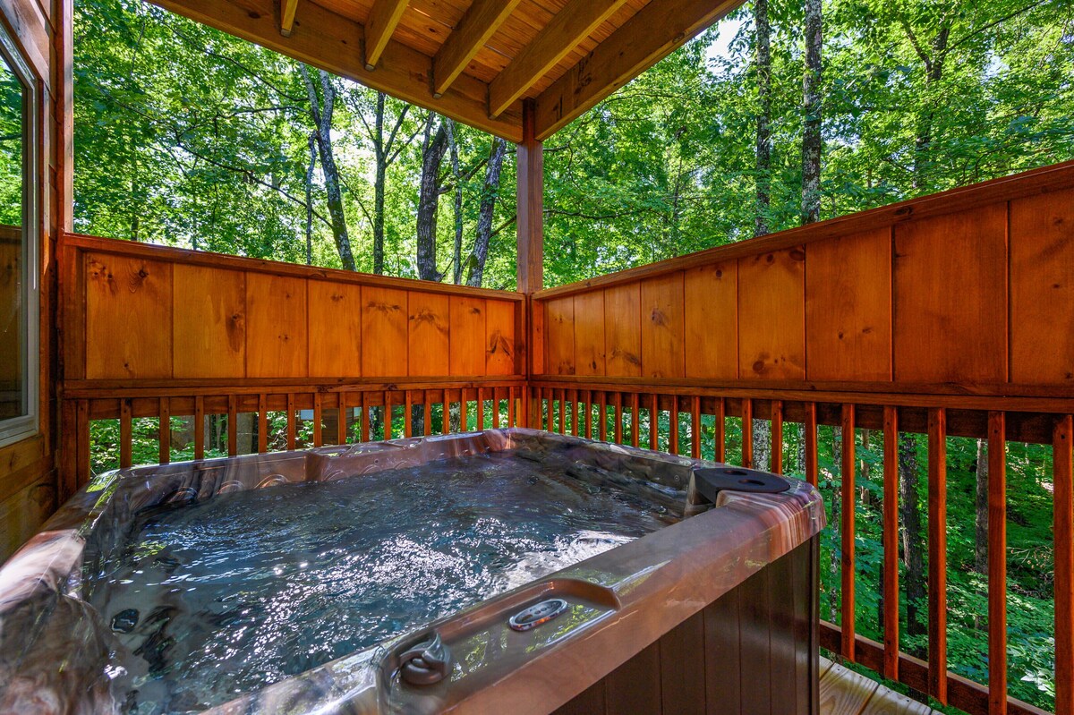 Free Tickets | We love Dogs! Hot Tub, Pool Table, Media Room, Easy Access,