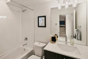 Badekar, hårtørrer, håndklæder