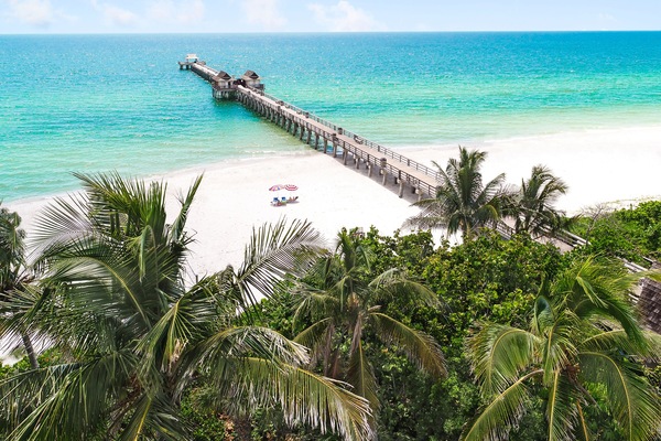 Vlak bij het strand, ligstoelen aan het strand, strandlakens