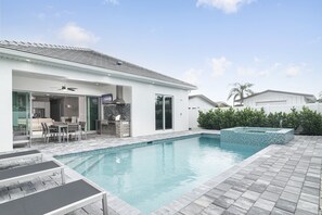 Una piscina al aire libre, una piscina climatizada