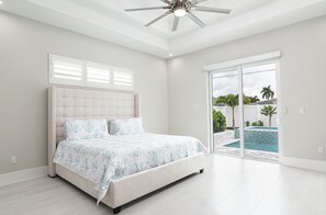 3 bedrooms, desk, iron/ironing board, travel cot - GREAT SPECIALS! Finest Luxury Home, Heated Pool/Spa, Close to beach, FREE Bikes (Naples)