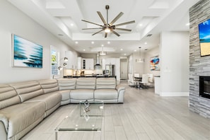 Smart TV, offices - Finest Luxury Home, Heated Pool/Spa, Close to the beaches, FREE Bikes, Amenities (Naples)