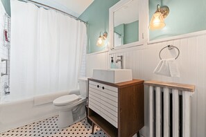 Combined shower/bathtub, hair dryer, towels, soap