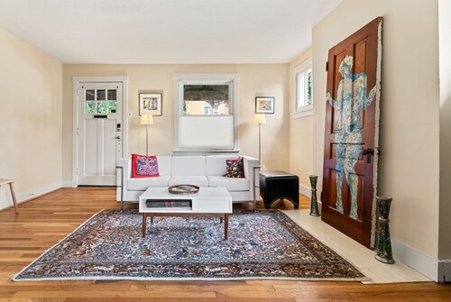 Comfortable home with an artful flair close to PNC, museums and restaurants..