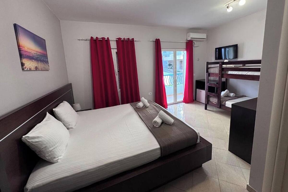 Premium bedding, minibar, desk, WiFi (free)