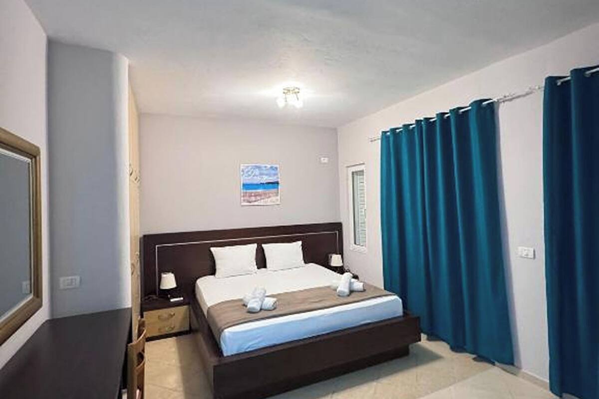 Premium bedding, minibar, desk, WiFi (free)