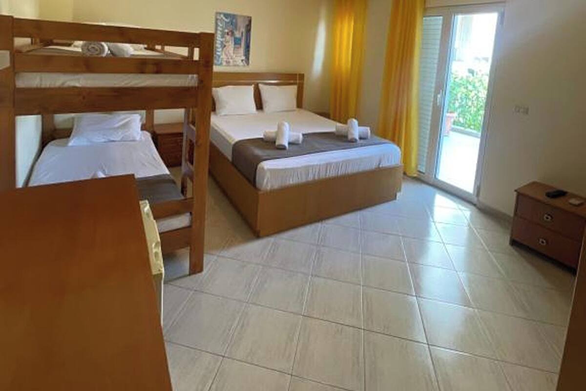 Premium bedding, minibar, desk, WiFi (free)