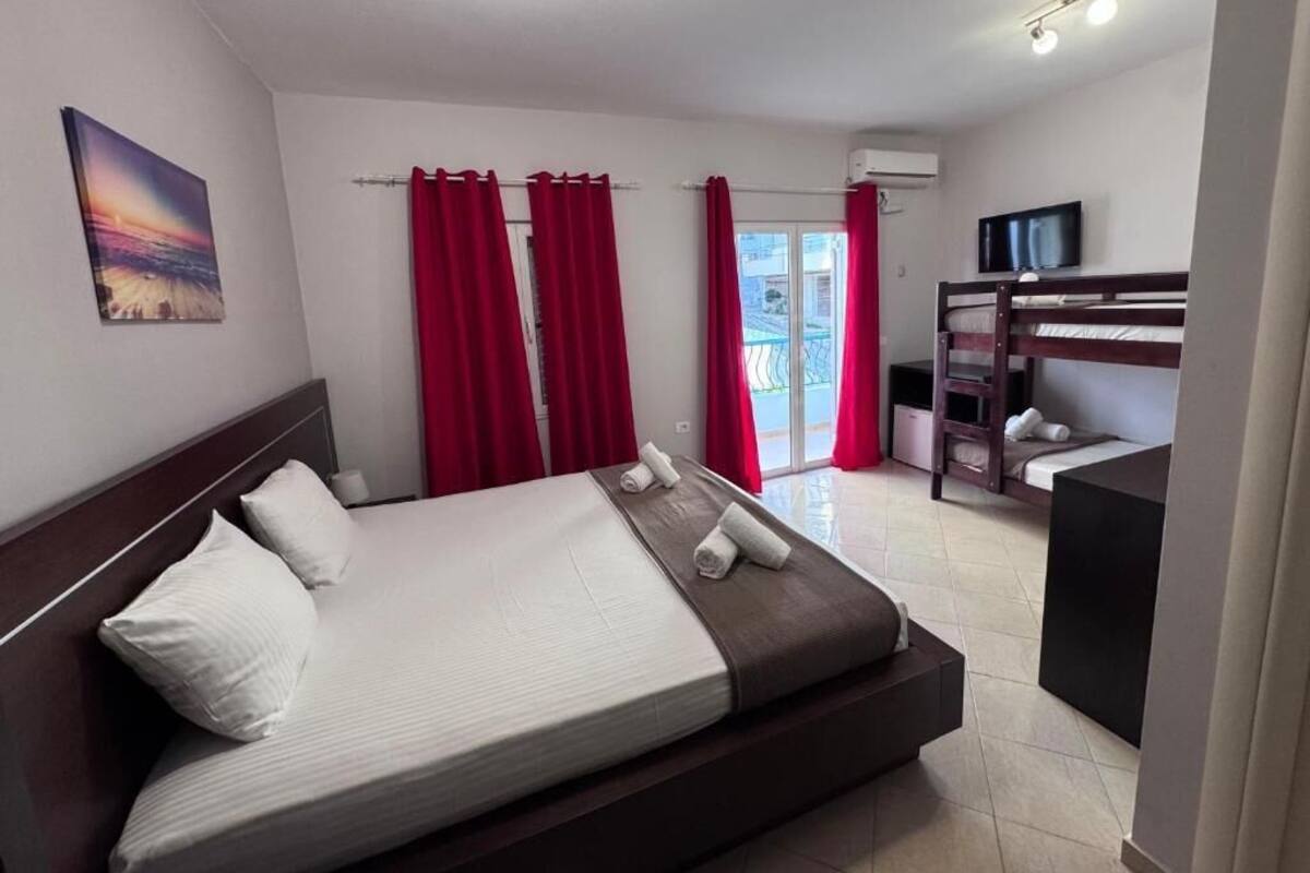 Premium bedding, minibar, desk, WiFi (free)