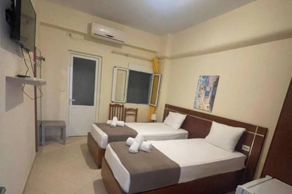 Premium bedding, minibar, desk, WiFi (free)