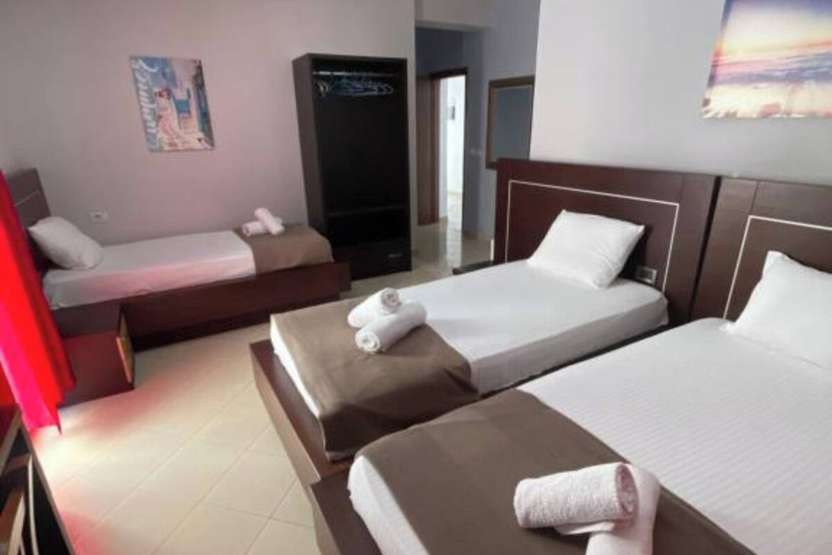 Premium bedding, minibar, desk, WiFi (free)