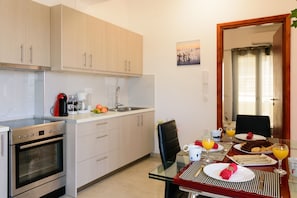 Horno, cafetera y tetera, tostadora y utensilios de cocina