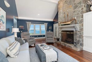 Smart TV, fireplace, offices - Ocean front estate. 15 min to Portland.  (Scarborough)