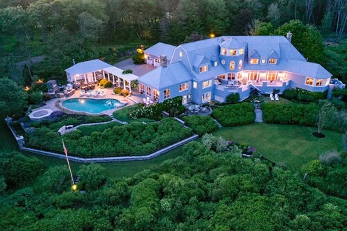 Ocean front estate. 15 min to Portland. 