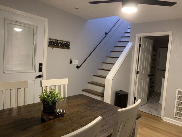 Dining - Cute Space Near TownCenter 15 Minutes from Beaches (Virginia Beach)