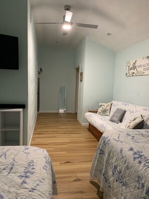 1 habitación, tabla de planchar con plancha, wifi y ropa de cama 