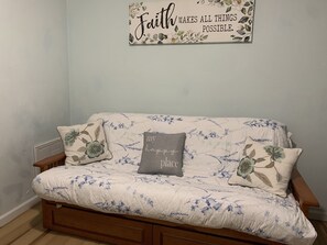 Interior - Cute Space Near TownCenter 15 Minutes from Beaches (Virginia Beach)