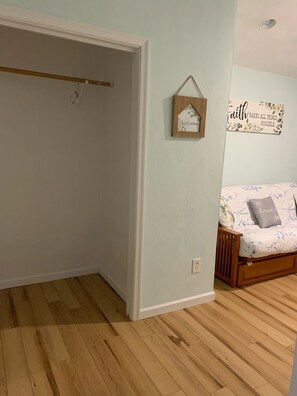 Interior - Cute Space Near TownCenter 15 Minutes from Beaches (Virginia Beach)