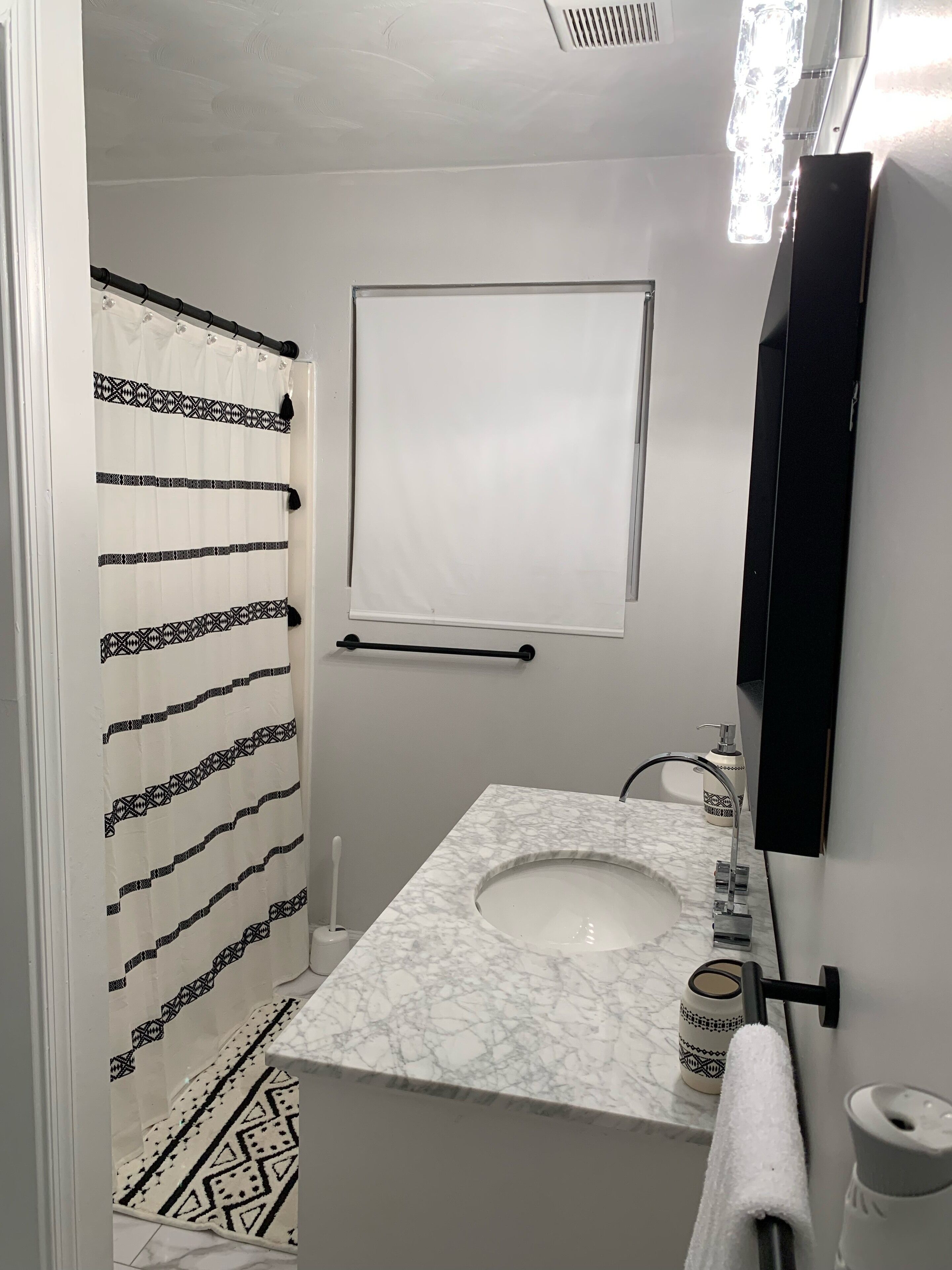 Combined shower/bathtub, hair dryer, towels, soap