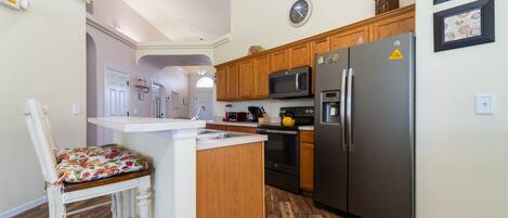 Geladeira, micro-ondas, fogão, cooktop