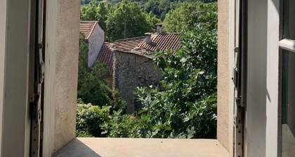 La petite maison bleue, au coeur du village médiéval