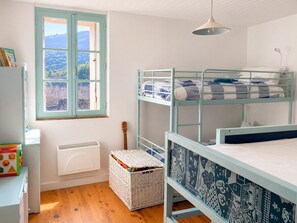 4 chambres, bureau, fer et planche à repasser, lit de bébé portatif