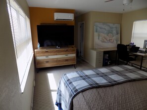 1 bedroom, desk, WiFi