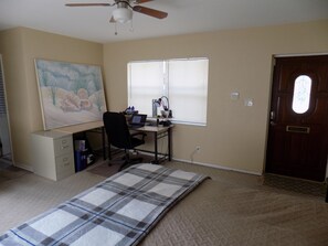 1 bedroom, desk, WiFi