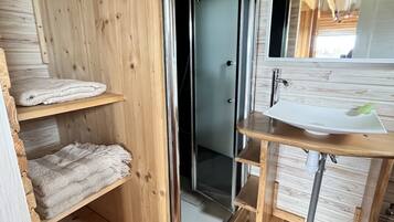 Douche, serviettes fournies, savon, papier toilette