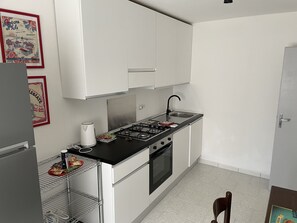 Frigorifero, microonde, forno, piano cottura