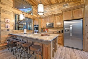 Fridge, microwave, oven, stovetop - HOCHATOWN GEM! One Story; 5 Bed/5.5Bath; HotTub; Bunk House w/Game Room; Playset (Broken Bow)