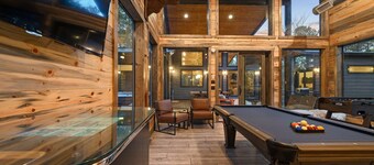 HOCHATOWN GEM! One Story; 5 Bed/5.5Bath; HotTub; Bunk House w/Game Room; Playset