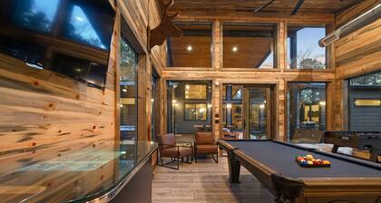 HOCHATOWN GEM! One Story; 5 Bed/5.5Bath; HotTub; Bunk House w/Game Room; Playset