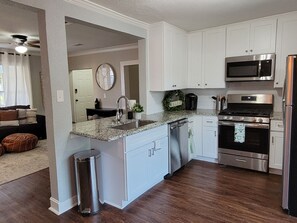 Réfrigérateur, four à micro-ondes, un four, surface de cuisson