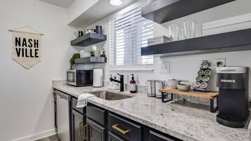 Frigorífic, microones, forn i placa de cuina