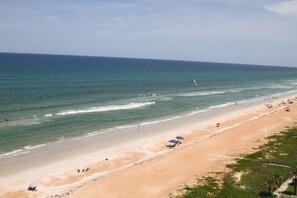 On the beach - Family-friendly ocean view on no-drive Ormond with heated beachfront pool and garage (Ormond Beach)