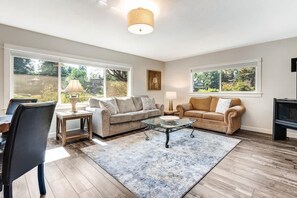 TV, fireplace - Riverfront cottage just steps from Deschutes River (Bend)