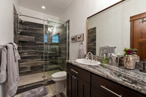 Combined shower/bathtub, hair dryer, towels - New downtown Whitefish listing - New furniture - AC - walk to everything - close to Whitefish river (Whitefish)